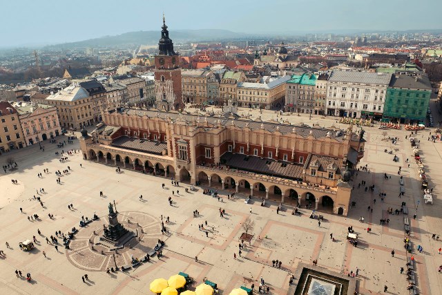 krakow-old-town-square lo