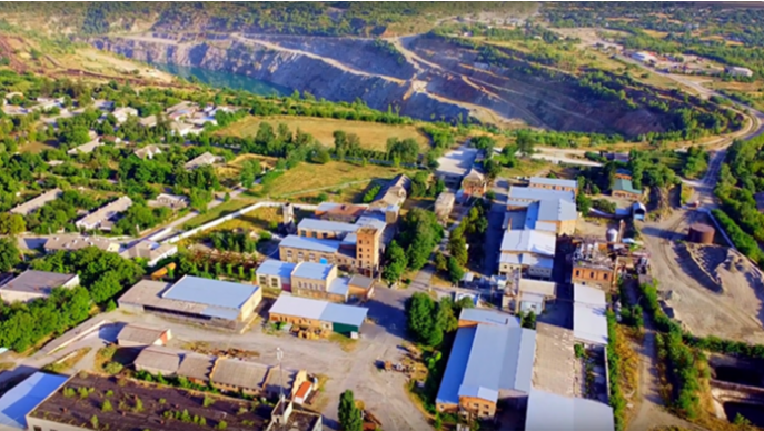 Zavalievsky-processing-facilities-with-mine-in-the-background